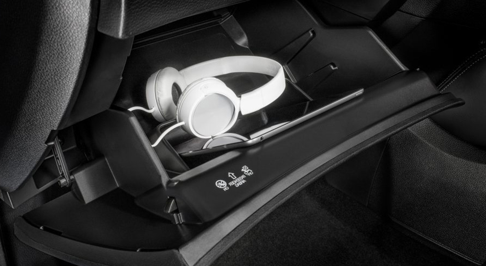 Nissan Qashqai extra large glove box LHD